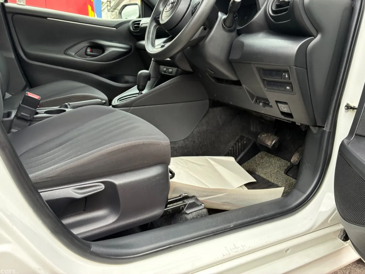 Toyota Yaris Hatchback, Petrol, 2021, White