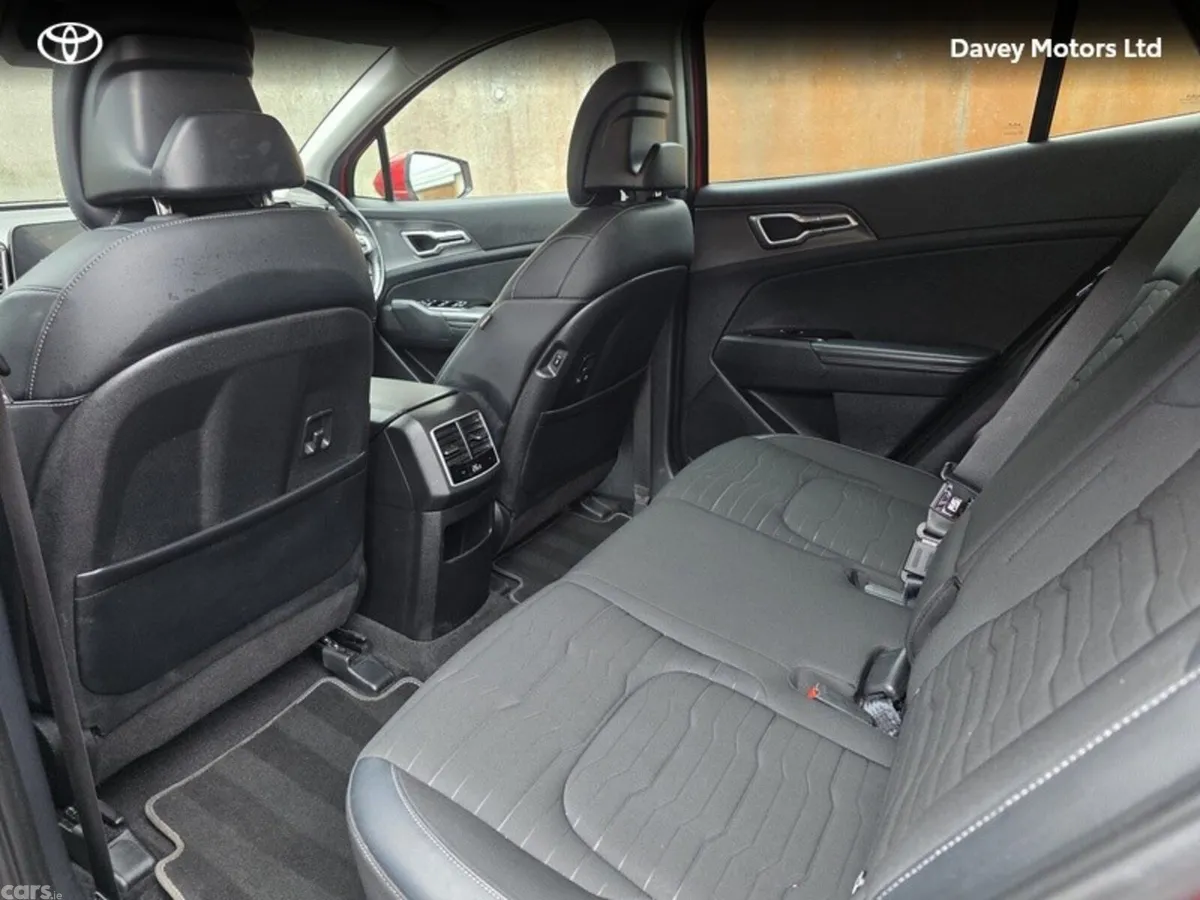 Kia Sportage MPV, Petrol Plug-in Hybrid, 2023, Red