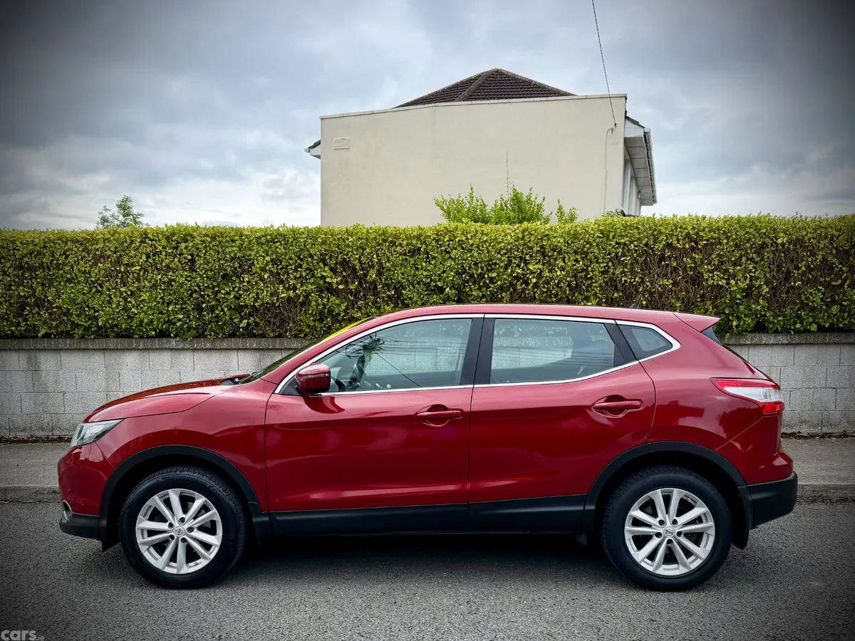 Nissan Qashqai Hatchback, Diesel, 2015, Red