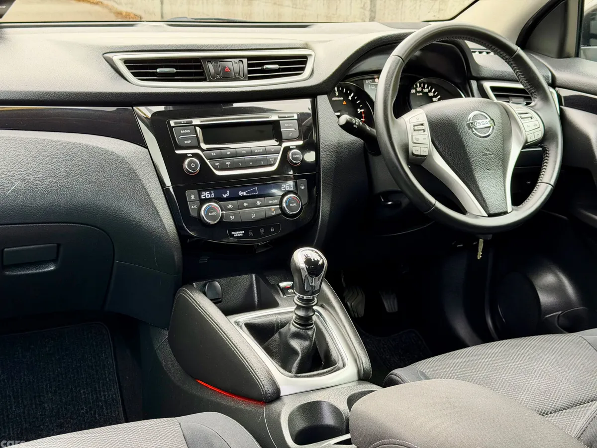 Nissan Qashqai Hatchback, Diesel, 2015, Red
