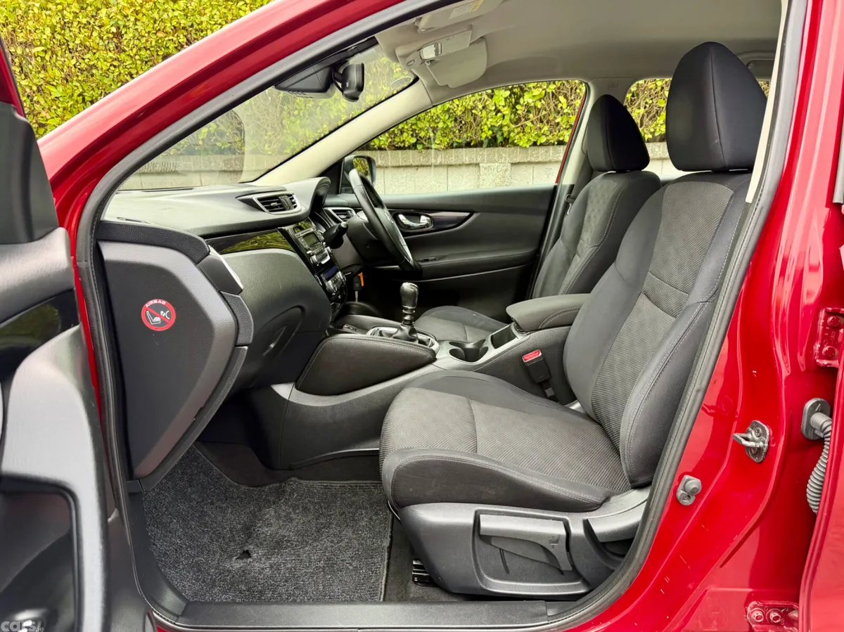 Nissan Qashqai Hatchback, Diesel, 2015, Red