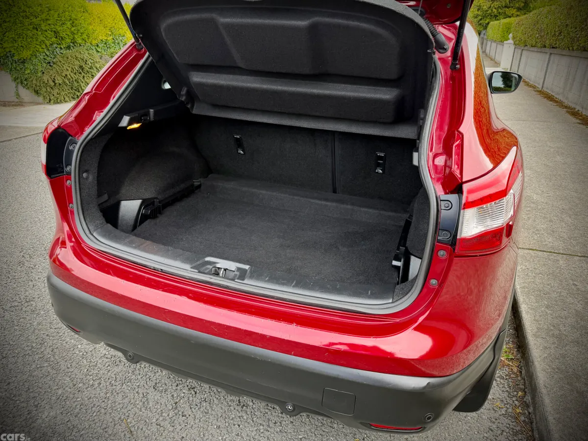 Nissan Qashqai Hatchback, Diesel, 2015, Red