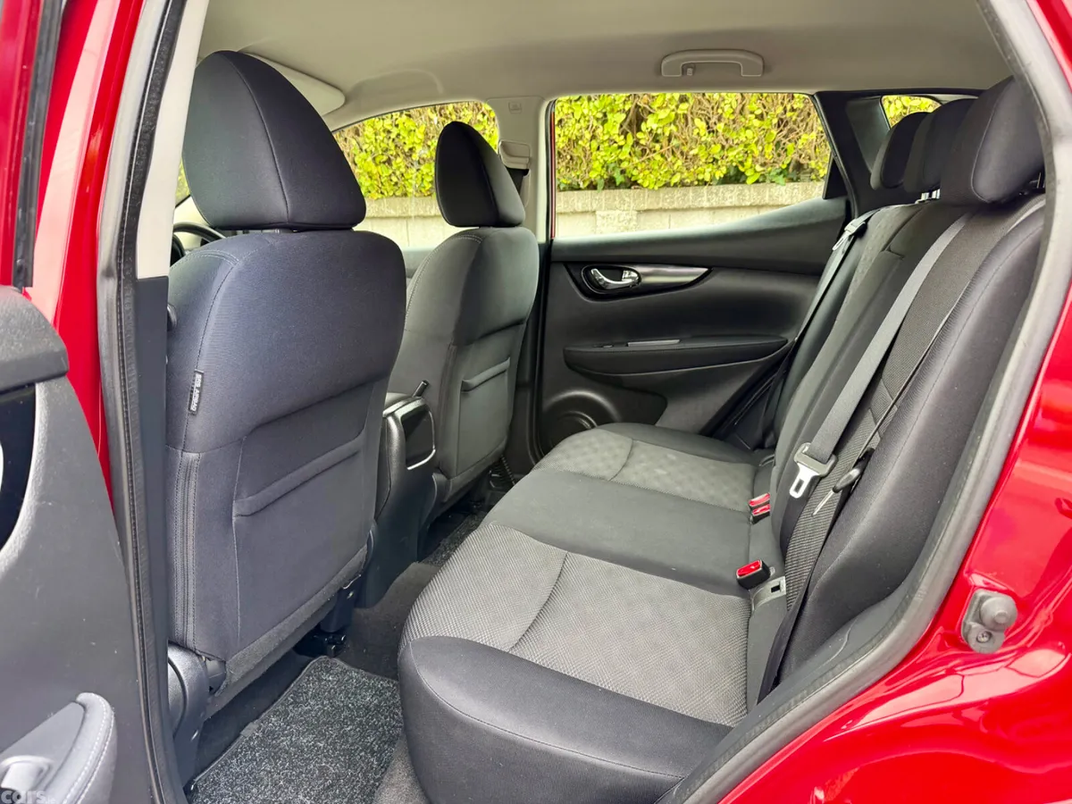 Nissan Qashqai Hatchback, Diesel, 2015, Red