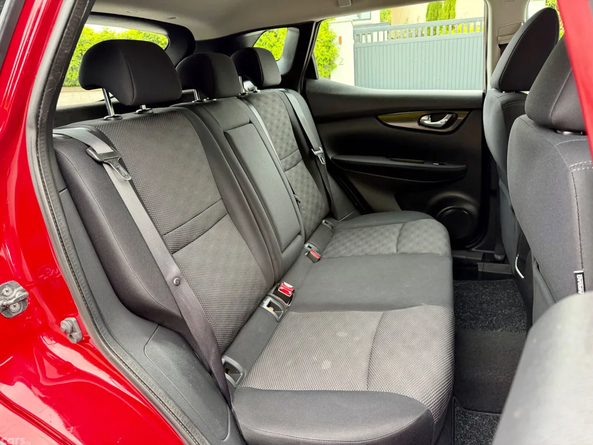 Nissan Qashqai Hatchback, Diesel, 2015, Red