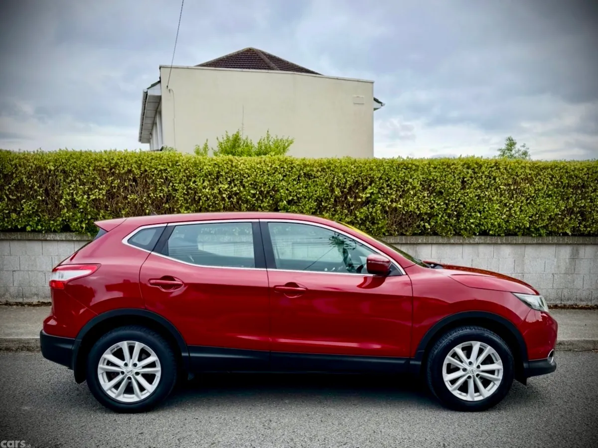 Nissan Qashqai Hatchback, Diesel, 2015, Red