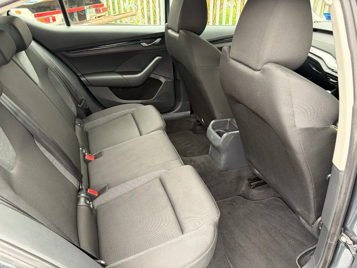 Skoda Octavia Saloon, Diesel, 2021, Grey