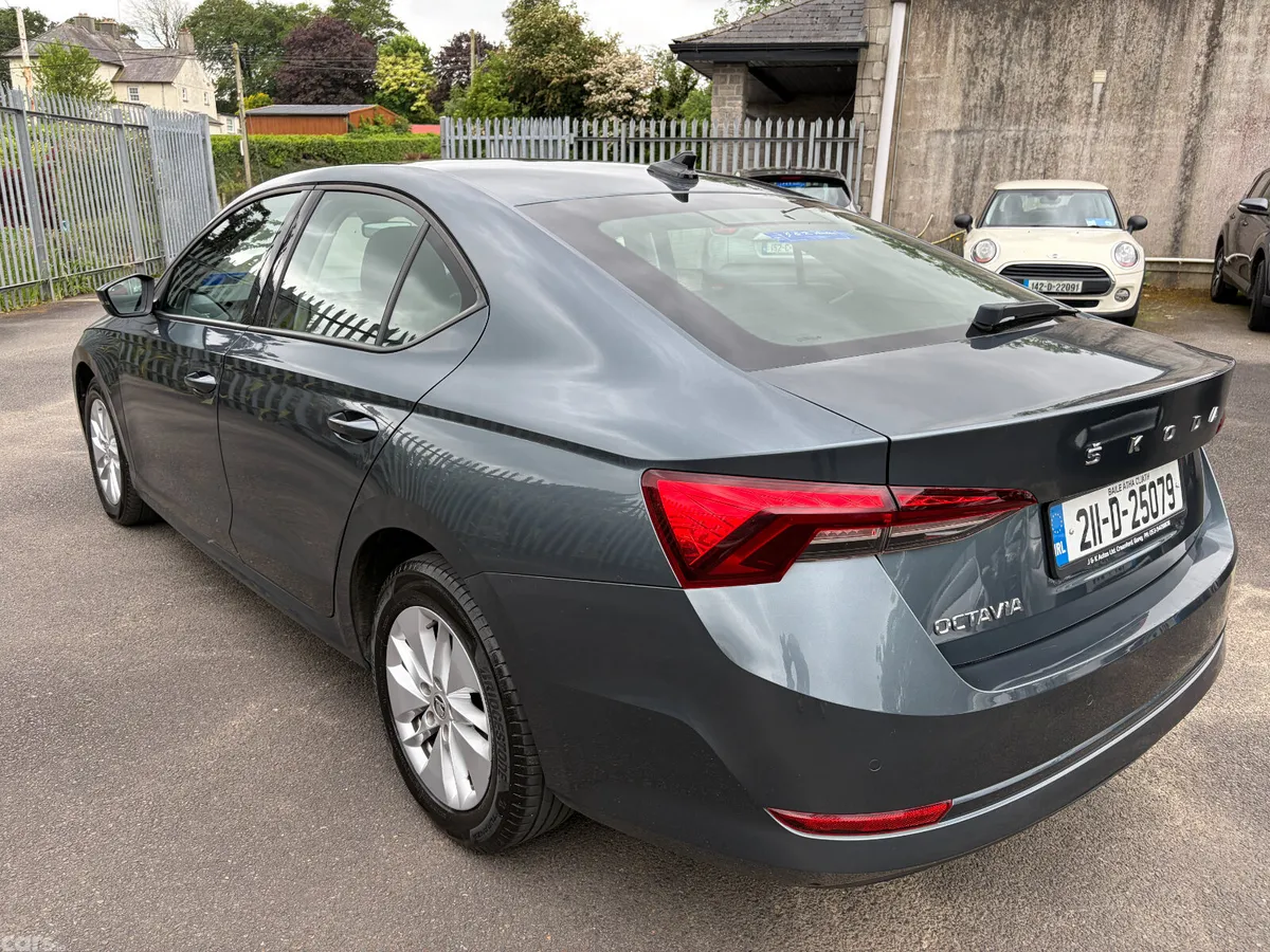 Skoda Octavia Saloon, Diesel, 2021, Grey