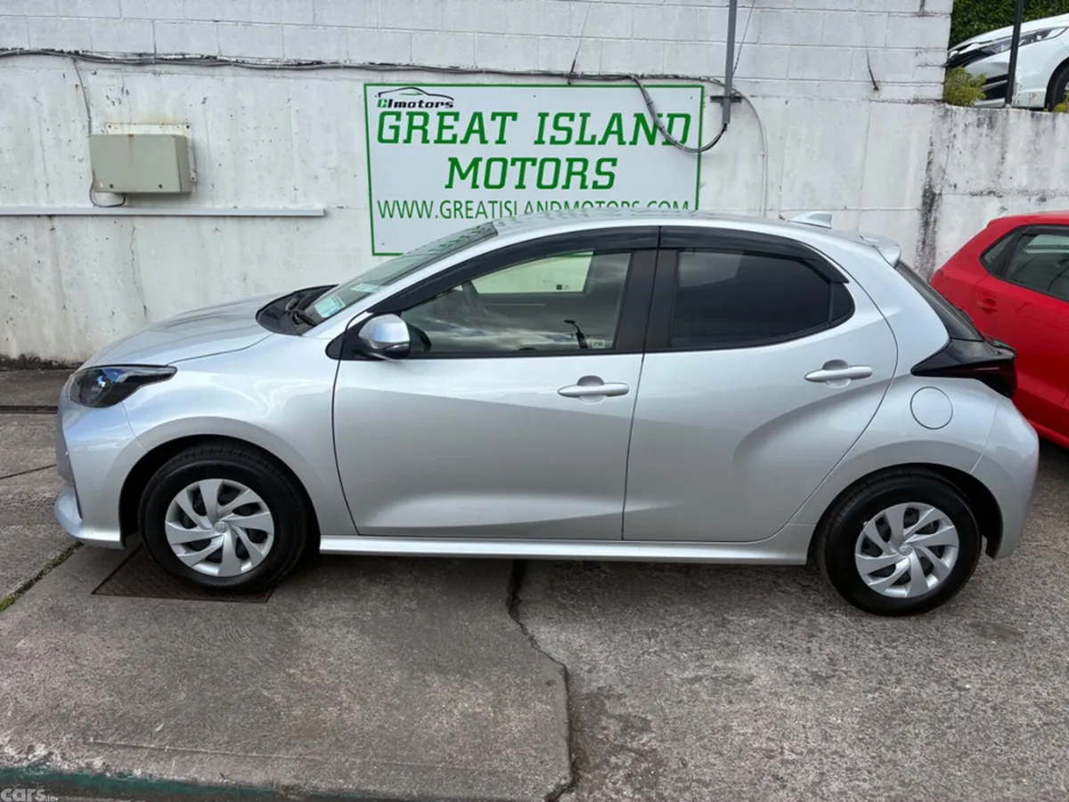 Toyota Yaris Hatchback, Petrol Hybrid, 2021, Silver