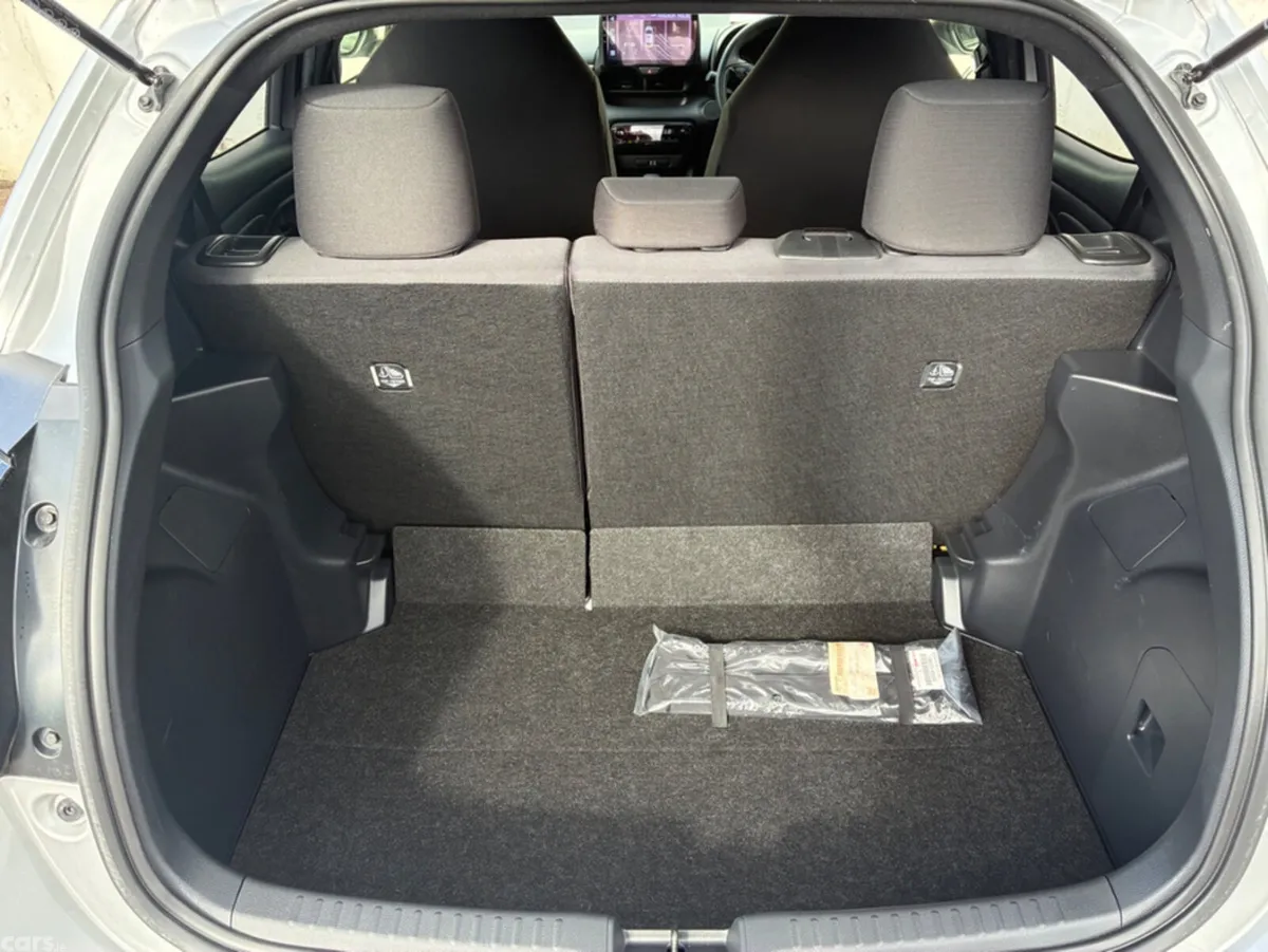 Toyota Yaris Hatchback, Petrol Hybrid, 2021, Silver
