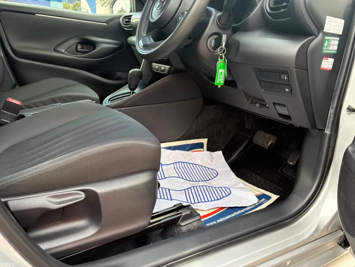 Toyota Yaris Hatchback, Petrol Hybrid, 2021, Silver
