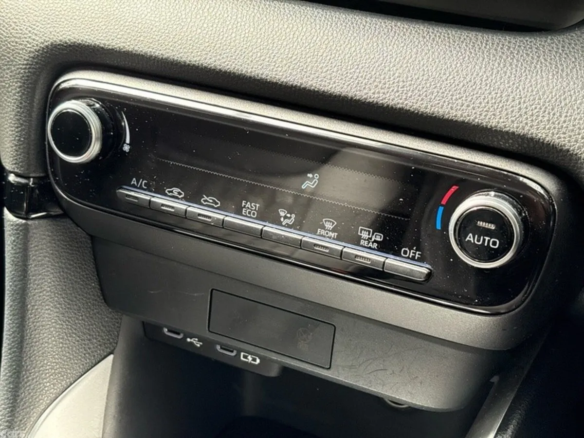 Toyota Yaris Hatchback, Petrol Hybrid, 2024, Silver