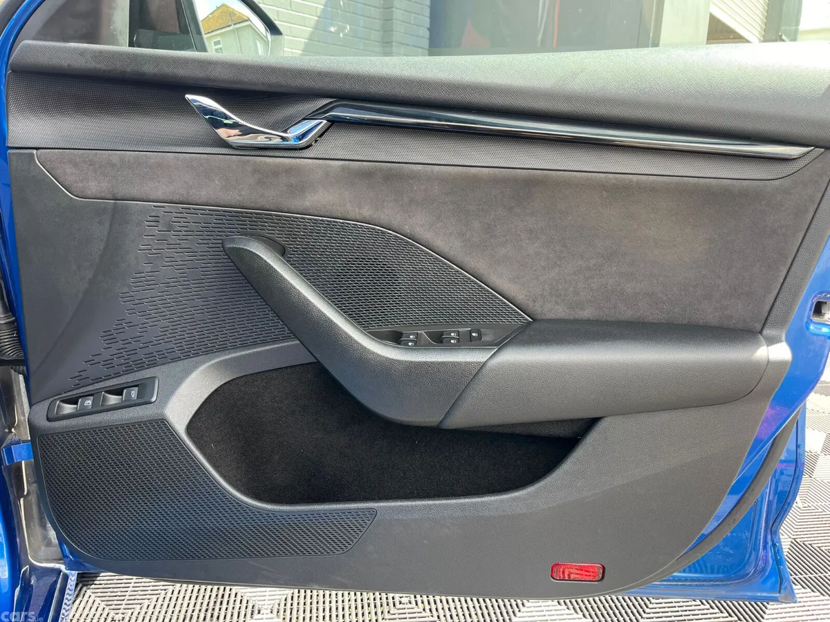 Skoda Octavia Hatchback, Petrol Hybrid, 2023, Blue