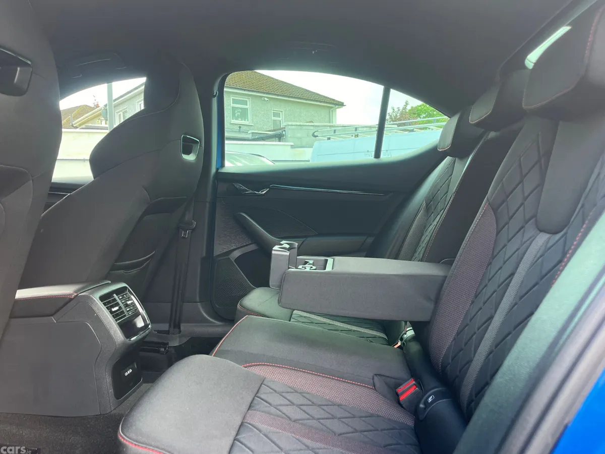 Skoda Octavia Hatchback, Petrol Hybrid, 2023, Blue