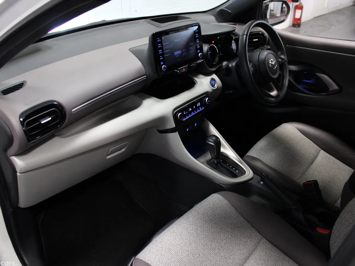 Toyota Yaris Hatchback, Petrol, 2021, White