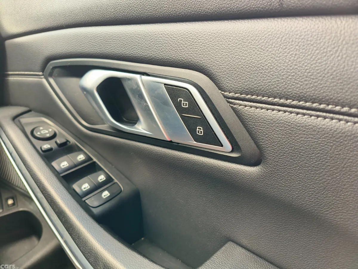 BMW 3-Series Estate, Petrol Hybrid, 2022, White
