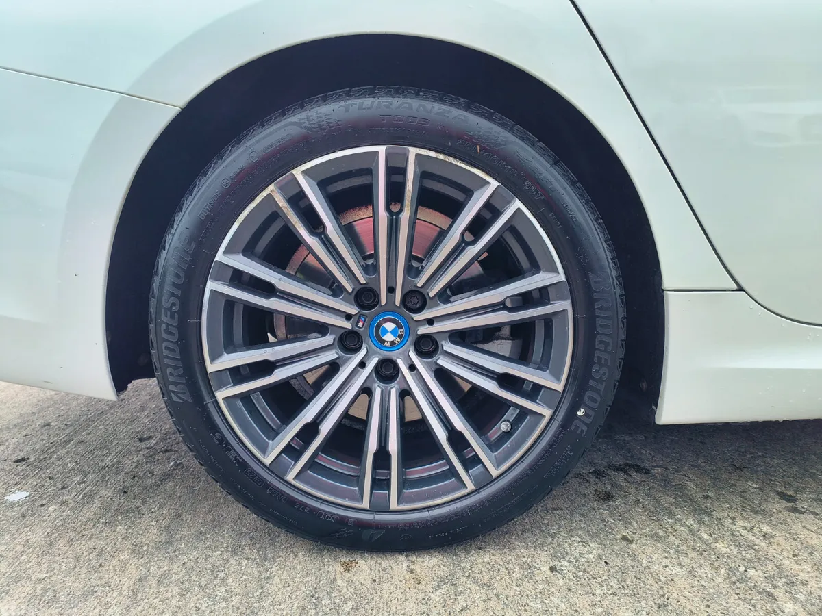 BMW 3-Series Estate, Petrol Hybrid, 2022, White