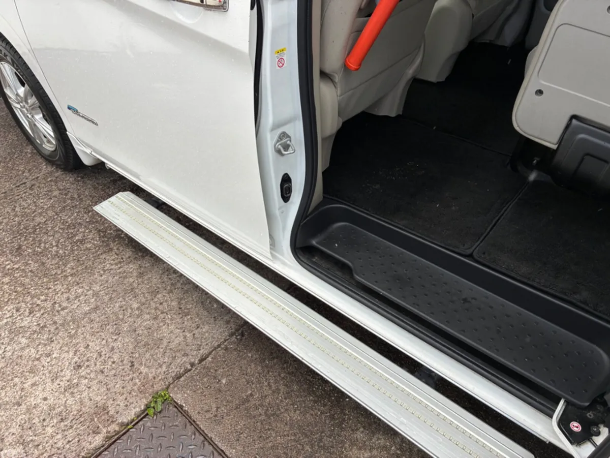 Nissan Serena Hatchback, Petrol Hybrid, 2018, White