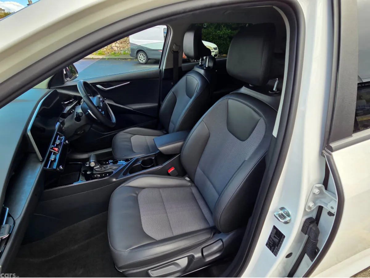 Kia Niro SUV, Petrol Hybrid, 2024, White