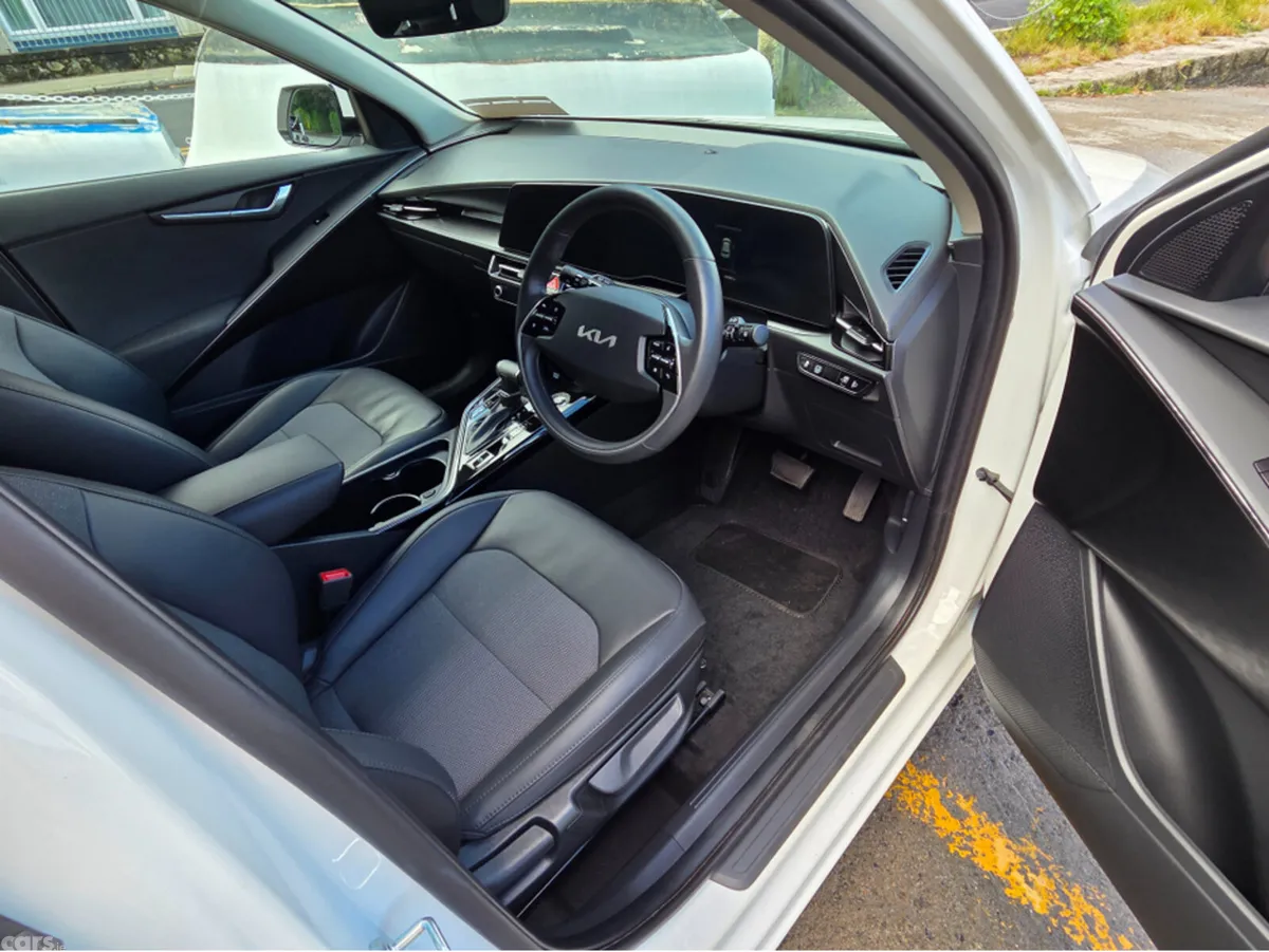 Kia Niro SUV, Petrol Hybrid, 2024, White