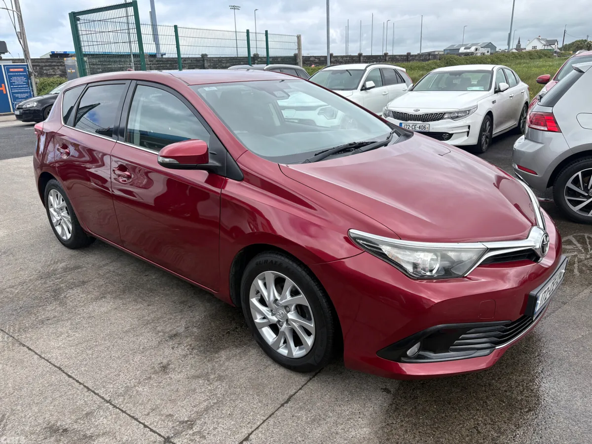 Toyota Auris Hatchback, Diesel, 2017, Red