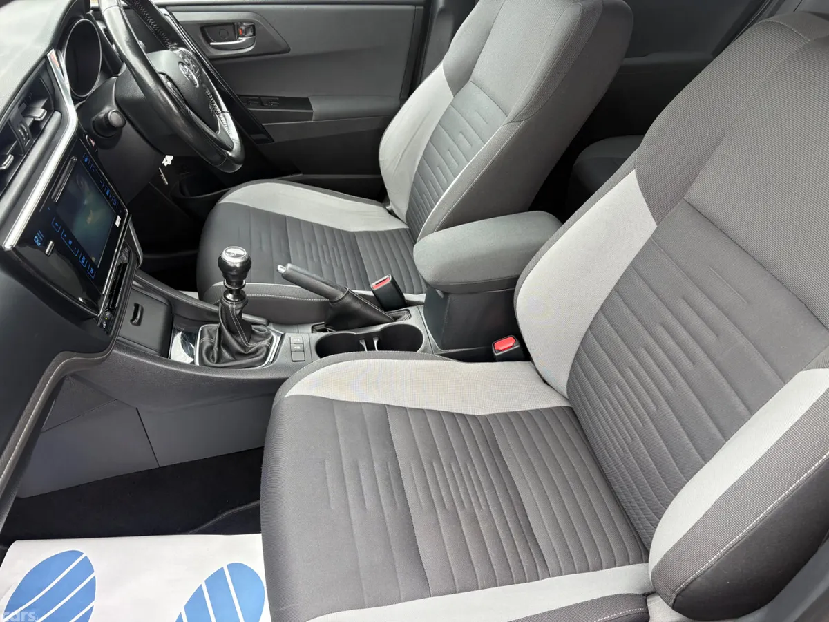 Toyota Auris Hatchback, Diesel, 2017, Red