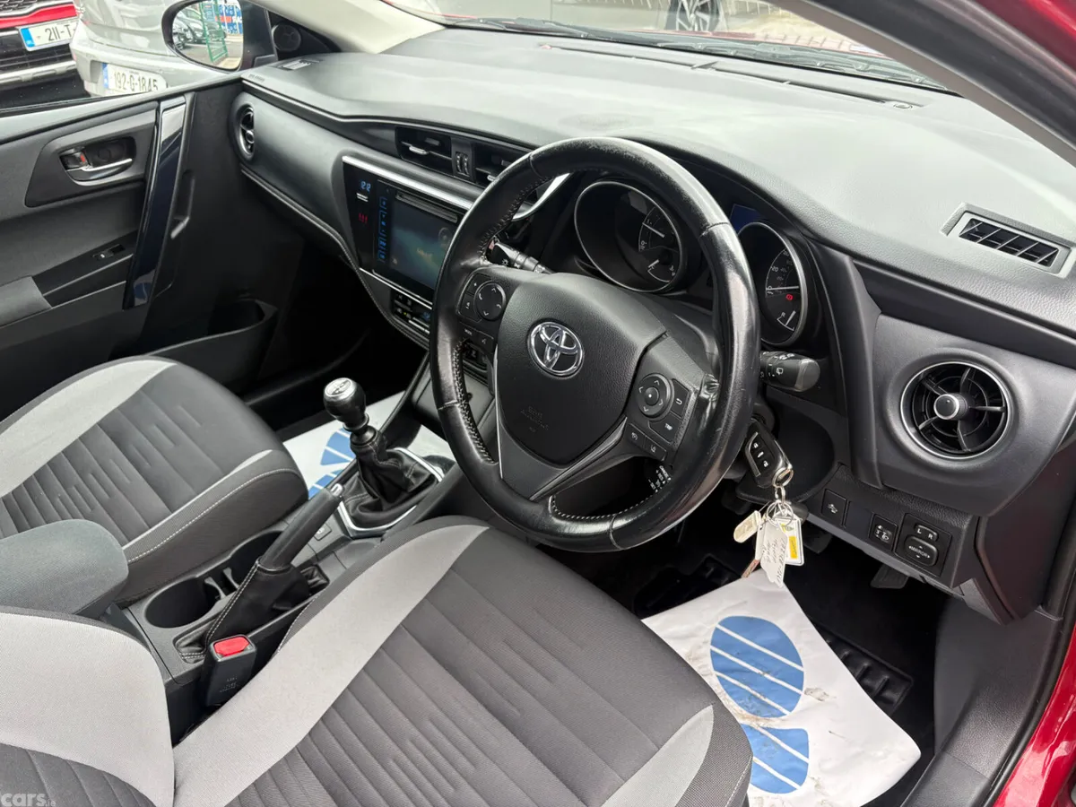 Toyota Auris Hatchback, Diesel, 2017, Red