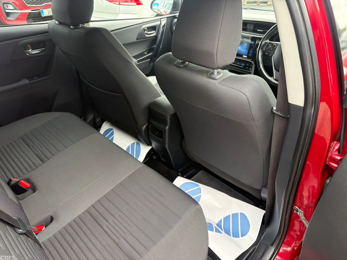 Toyota Auris Hatchback, Diesel, 2017, Red