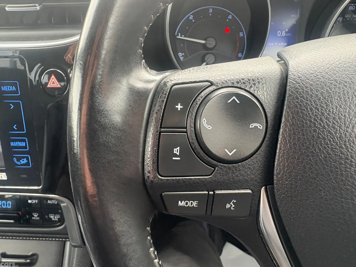 Toyota Auris Hatchback, Diesel, 2017, Red