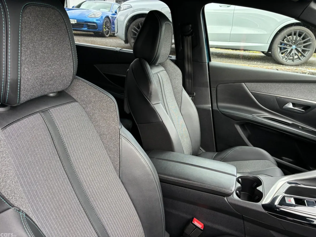 Peugeot 5008 MPV, Diesel, 2023, Blue