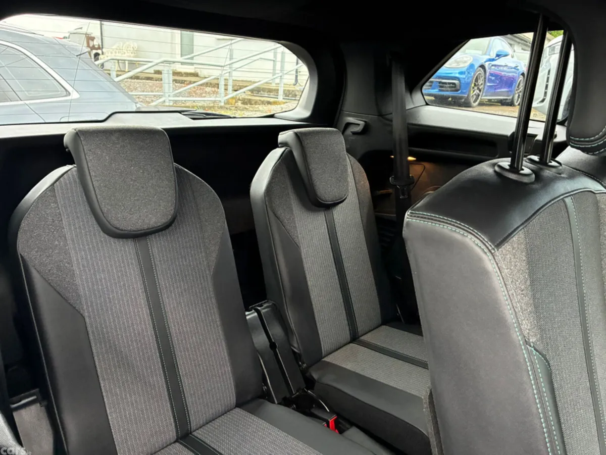Peugeot 5008 MPV, Diesel, 2023, Blue