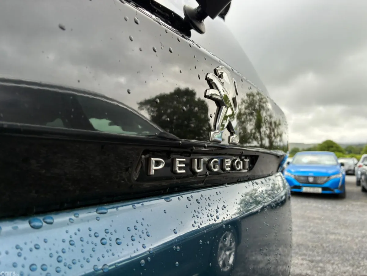 Peugeot 5008 MPV, Diesel, 2023, Blue