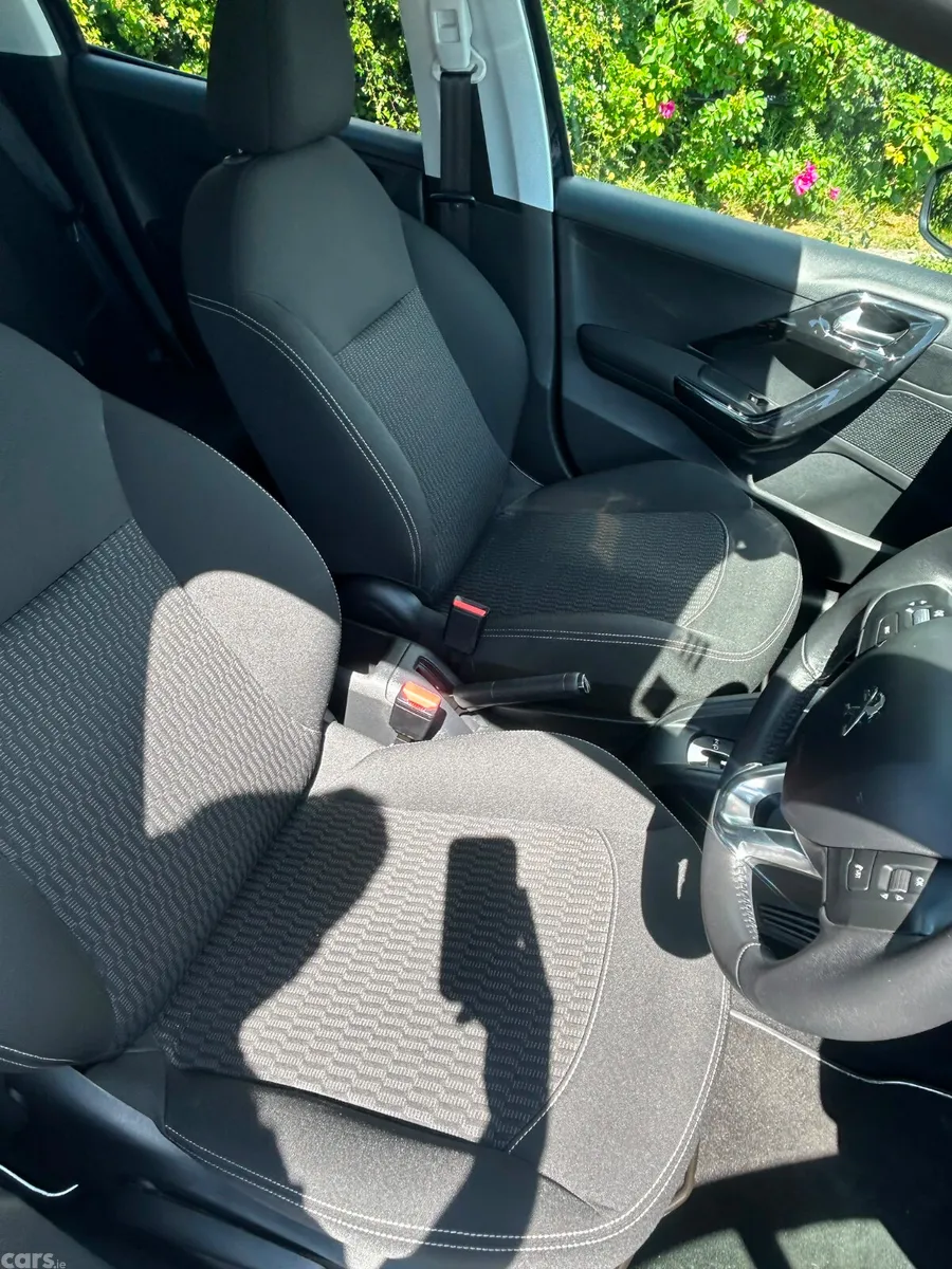 Peugeot 208 Hatchback, Petrol, 2017, Black