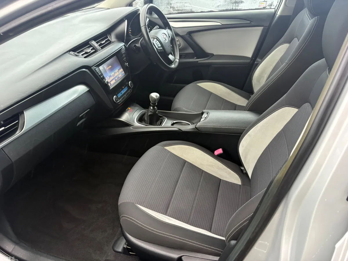 Toyota Avensis Saloon, Diesel, 2015, Silver