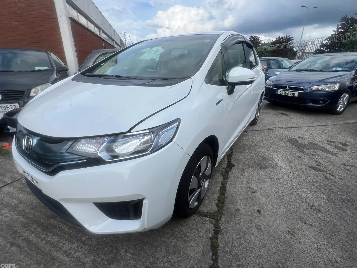 Honda Fit Hatchback, Petrol, 2015, White