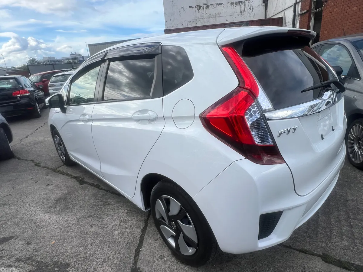 Honda Fit Hatchback, Petrol, 2015, White