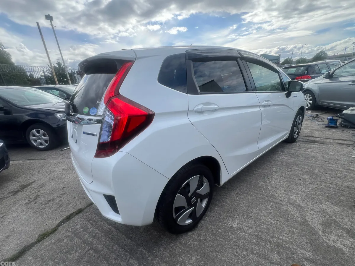 Honda Fit Hatchback, Petrol, 2015, White