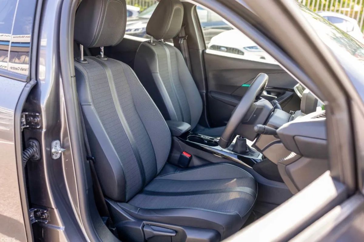 Peugeot 2008 MPV, Petrol, 2023, Grey