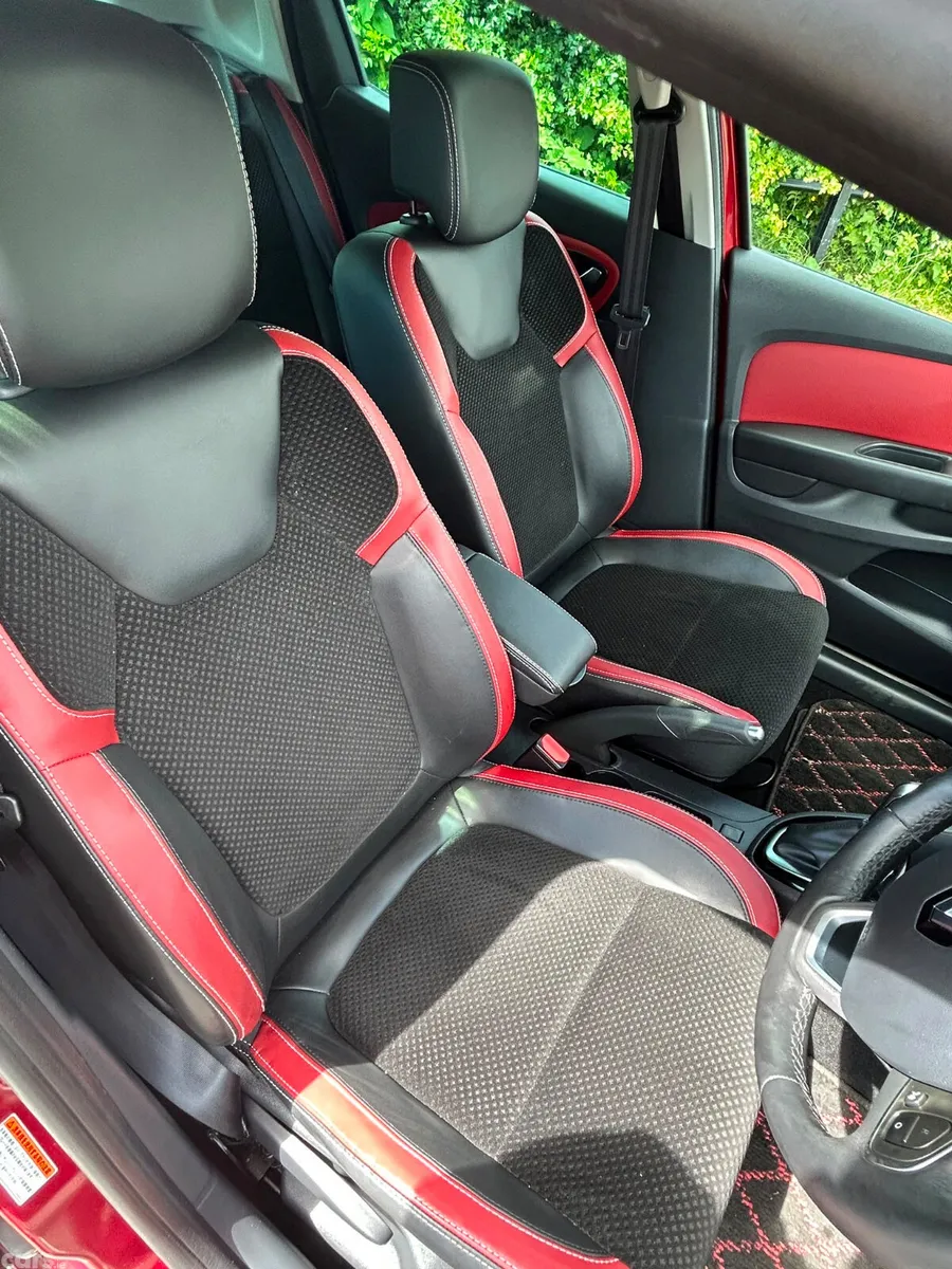 Renault Clio Hatchback, Petrol, 2017, Red