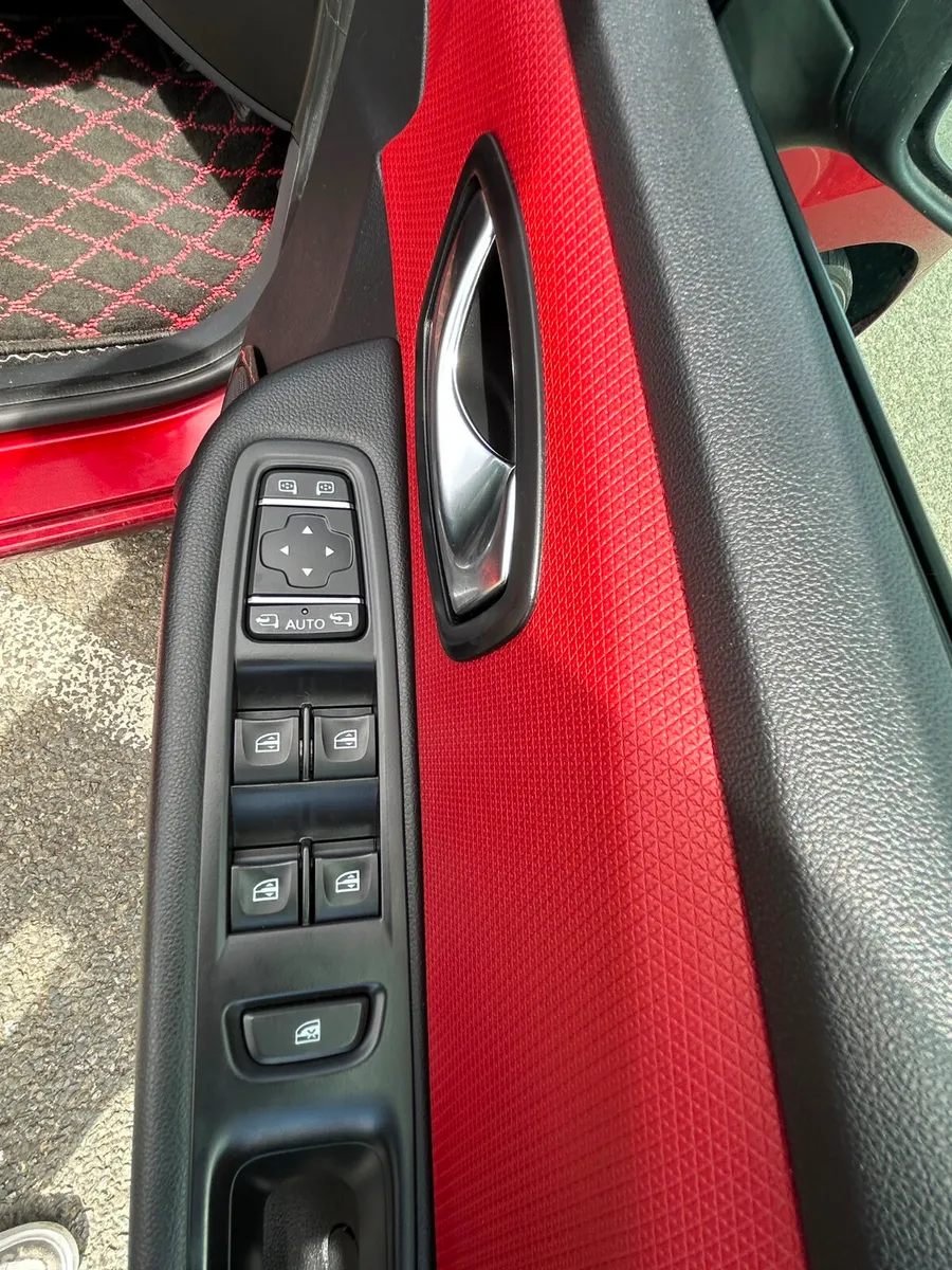 Renault Clio Hatchback, Petrol, 2017, Red