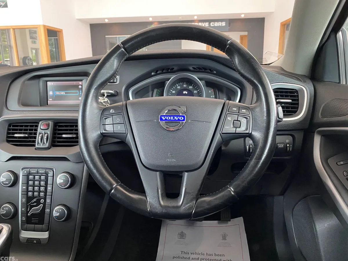 Volvo V40 Hatchback, Diesel, 2015, Red