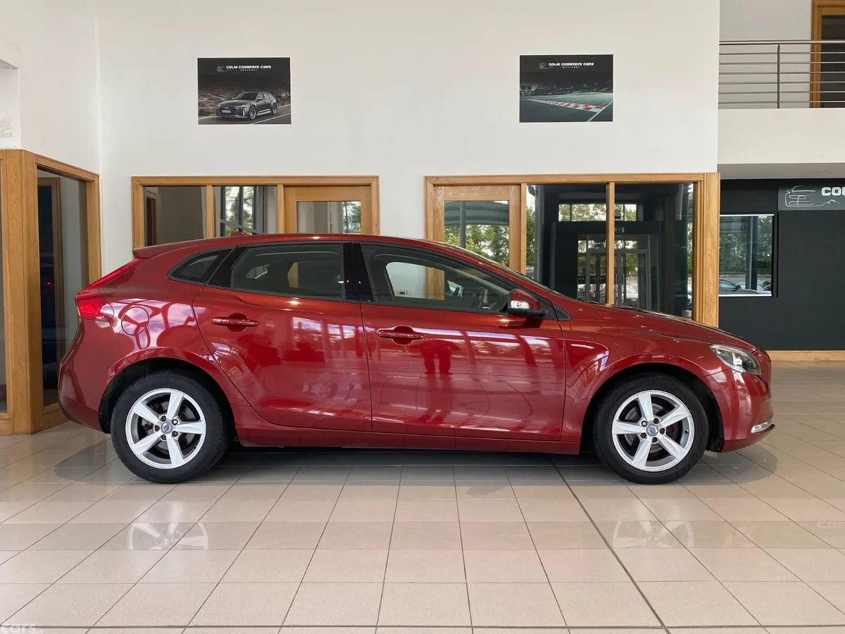 Volvo V40 Hatchback, Diesel, 2015, Red
