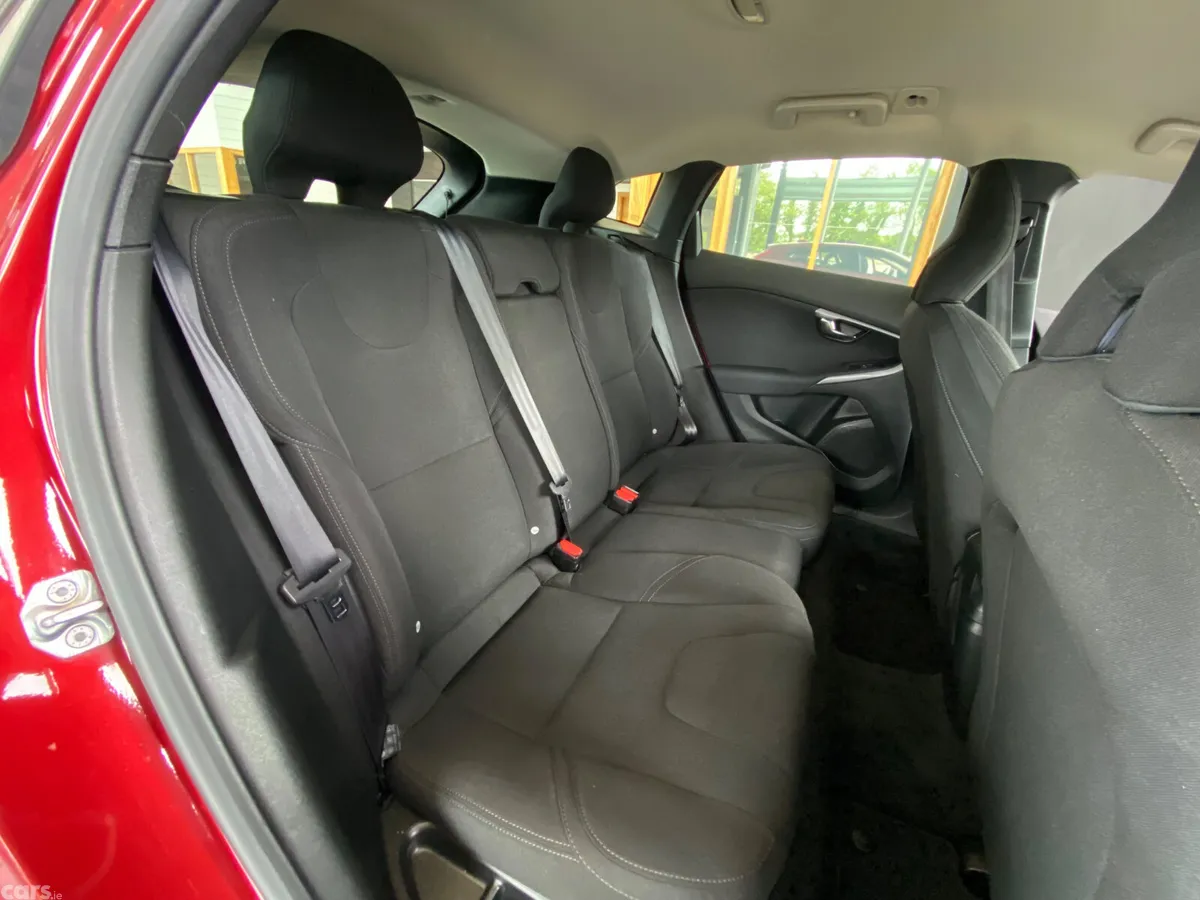Volvo V40 Hatchback, Diesel, 2015, Red