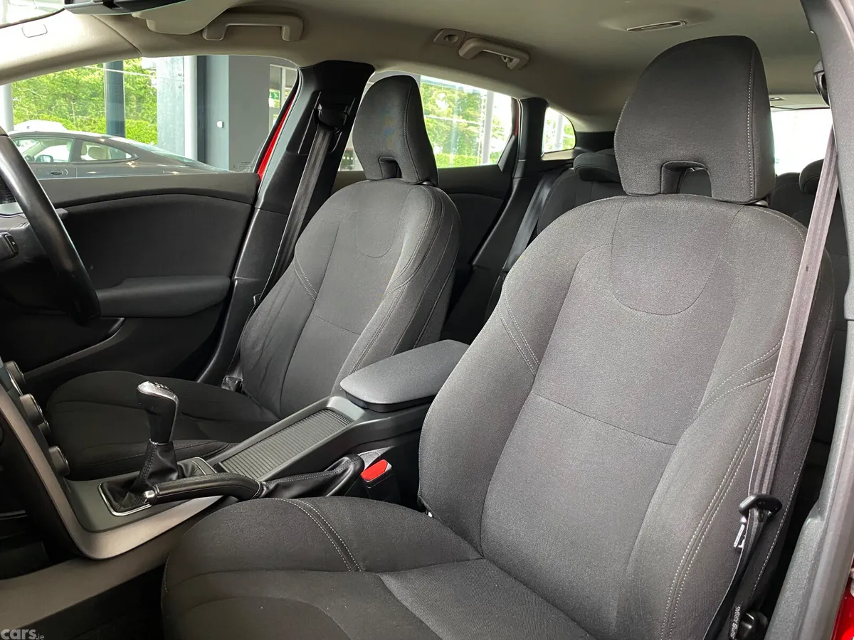 Volvo V40 Hatchback, Diesel, 2015, Red