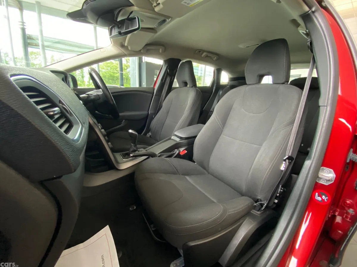 Volvo V40 Hatchback, Diesel, 2015, Red