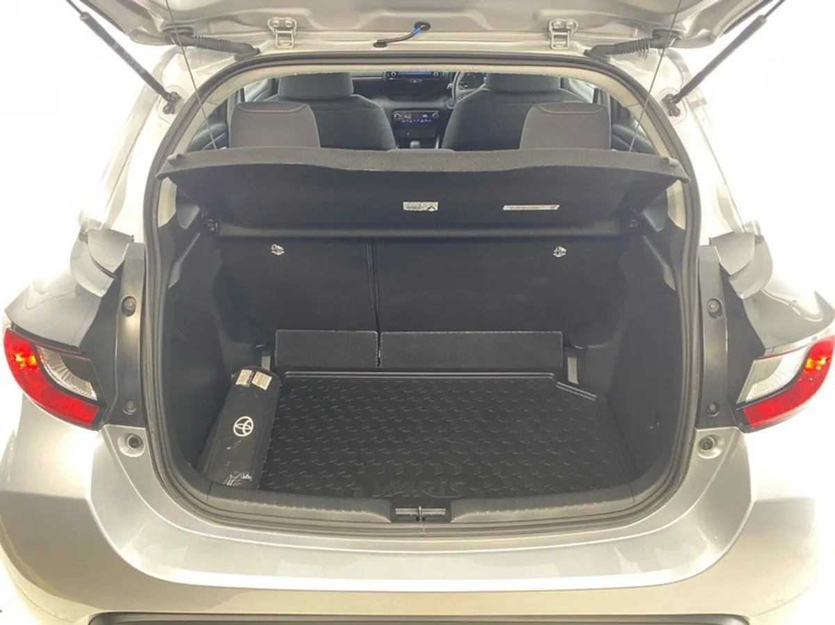 Toyota Yaris Hatchback, Petrol Hybrid, 2023, Silver