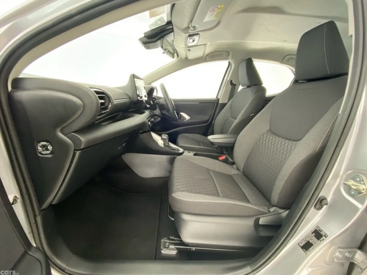 Toyota Yaris Hatchback, Petrol Hybrid, 2023, Silver