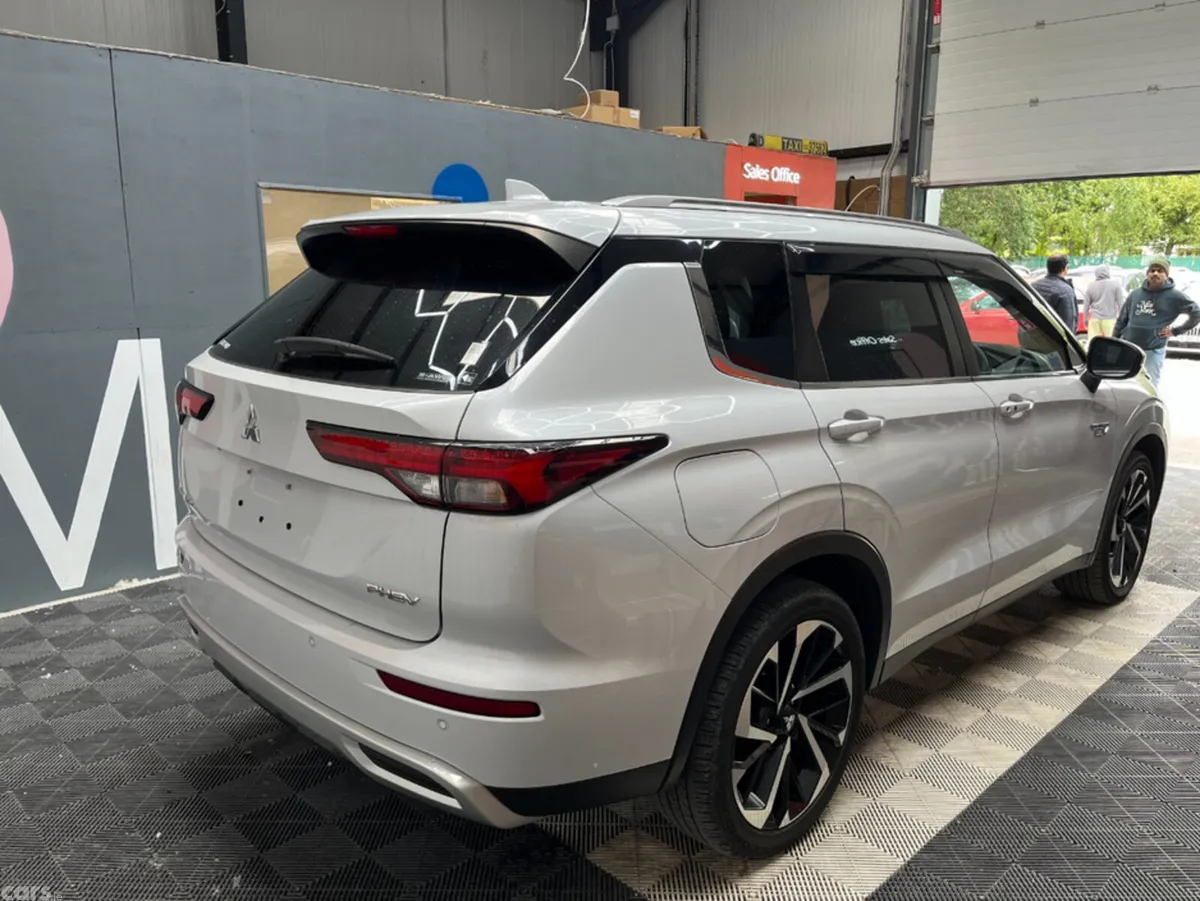 Mitsubishi Outlander SUV, Petrol Plug-in Hybrid, 2023, White