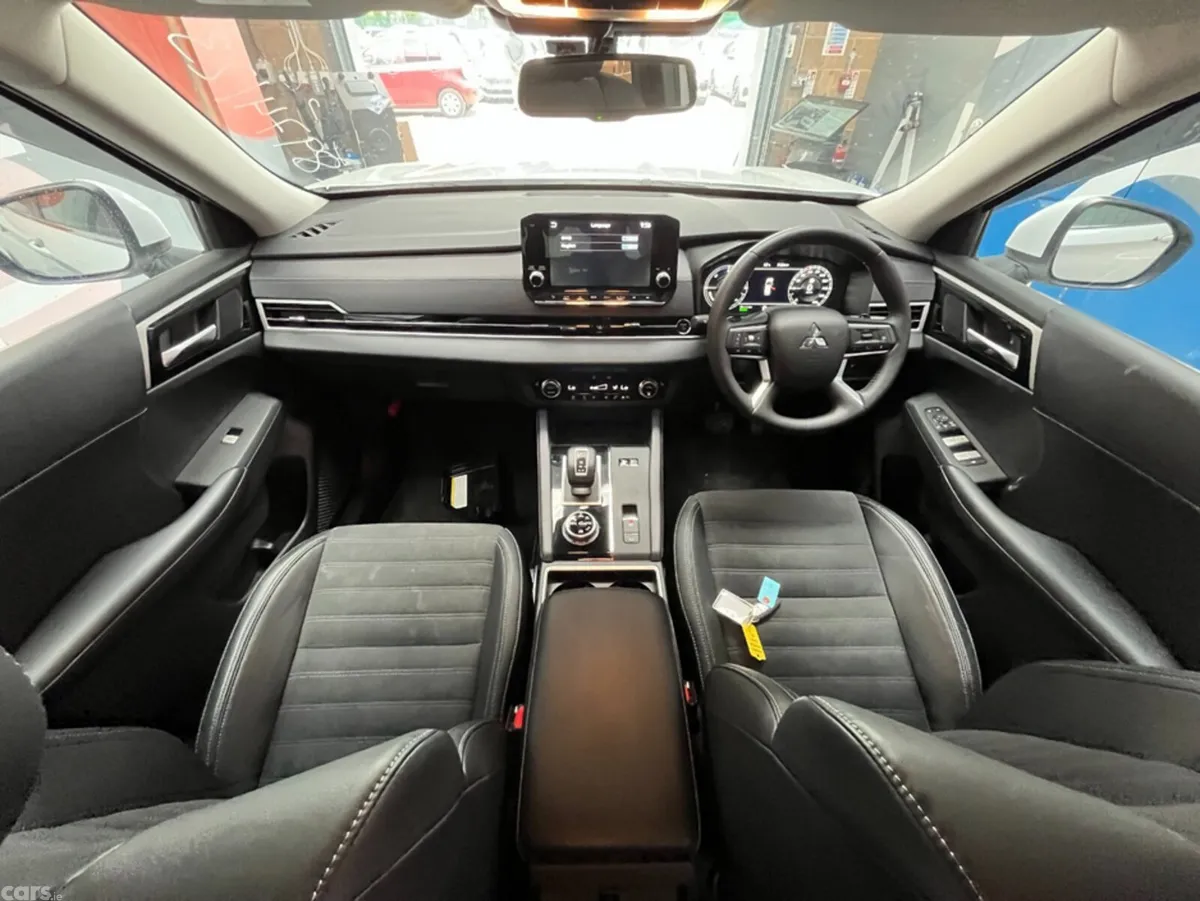 Mitsubishi Outlander SUV, Petrol Plug-in Hybrid, 2023, White