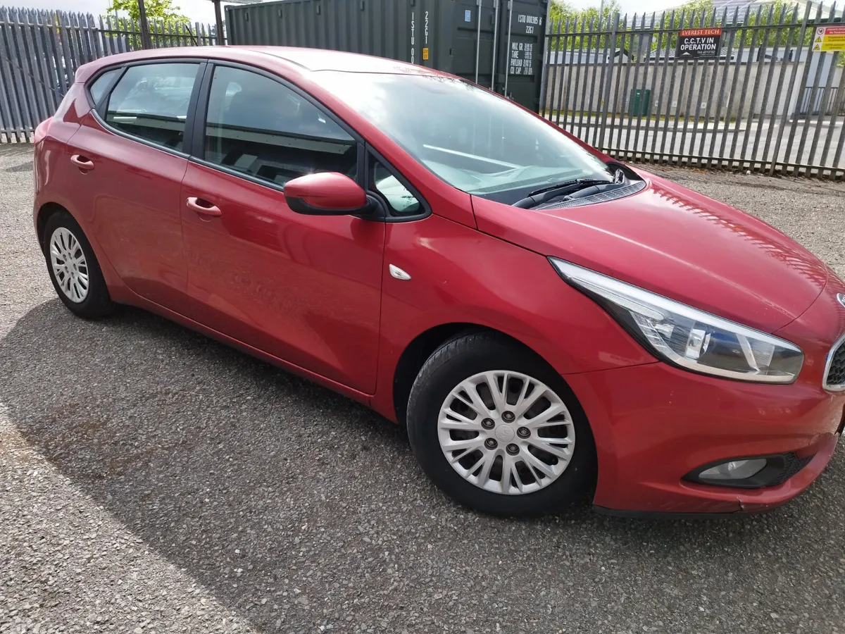 Kia Ceed Hatchback, Diesel, 2013, Red