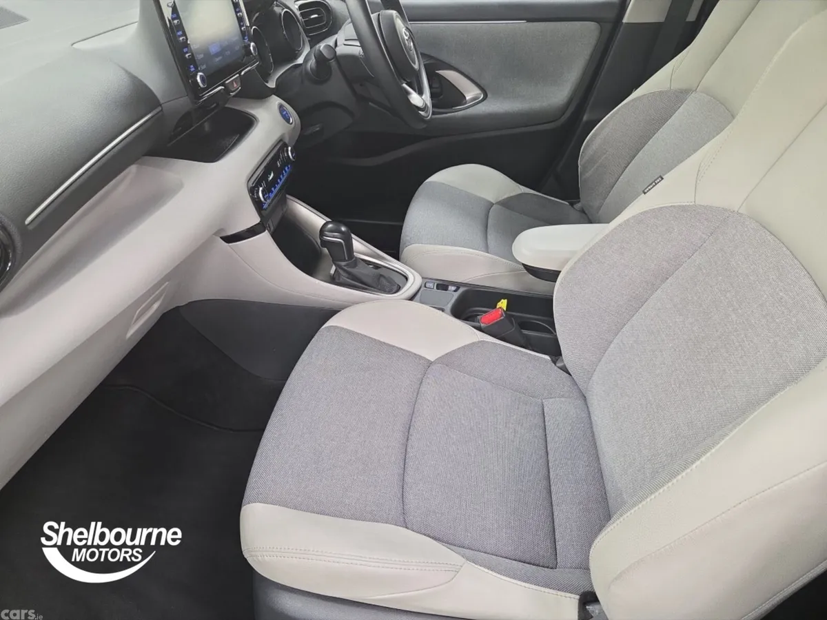 Toyota Yaris Hatchback, Petrol Hybrid, 2022, White